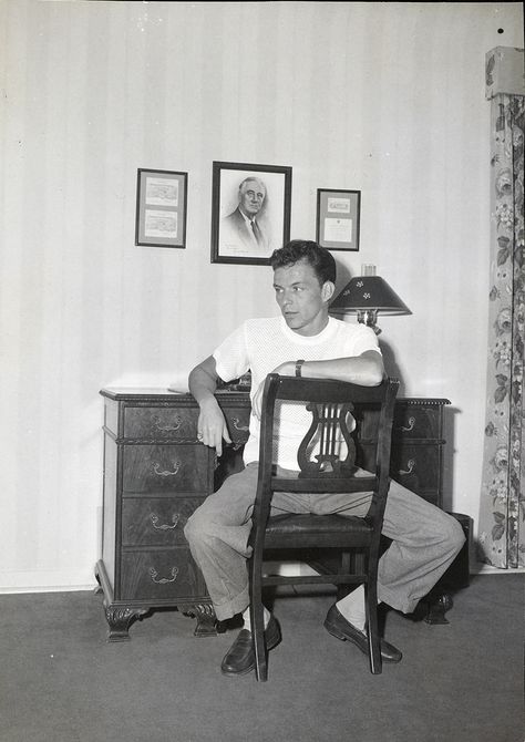 Frank Sinatra - Sitting at desk. The man was sexy as hell. Irregardless what you thought about him. Young Frank Sinatra, Sitting At Desk, Dark Harry, Morrison Hotel, Toluca Lake, Gene Kelly, Rat Pack, Love French, Dean Martin