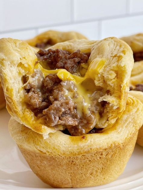 Biscuit Cups Muffin Tins, Cheeseburger Muffin Cups, Hamburger Muffin Cups, Hamburger With Biscuits, Ground Beef Biscuit Recipes, Burger Biscuits, Ground Beef And Biscuits, Beef And Biscuits, Biscuit Cups Recipes