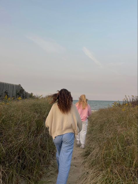 #bestfriendinspo #capecod #bos #boston #aesthetic #fall #falllooks #fallootd #fallbucketlist #aesthetic #tiktok #taylorswift #autumn #sunset #sunsetinspo #girlstrip Cape Cod Fall Aesthetic, Summer Into Fall Aesthetic, Cape Cod September, Costal Fall Aesthetic, Nantucket Fall Aesthetic, Autumn At The Beach, Cape Cod In The Fall, Beach In The Fall Outfit, Coastal Autumn Aesthetic