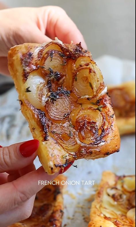 French Onion Tart, Onion Tart Recipe, Pearl Onion Recipe, Onion Tartlets, Balsamic Onions, Nutella French Toast, Puff Pastry Appetizers, Onion Bread, Crunch Wrap