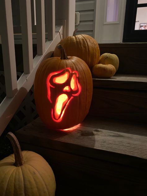 #pumpkincarvingstencils #pumpkins #ghostface #halloween Pumpkin Screaming Face, Pumkin Carving Ghost Face, Pumkin Carve Ideas, Scream Mask Pumpkin Carving, Pumpkin Carving Ideas Ghostface, Pumpkin Carving Inspo Creative, Scream Pumpkin Carving Ideas, Pumkin Inspo Carving, Art The Clown Pumpkin Carving