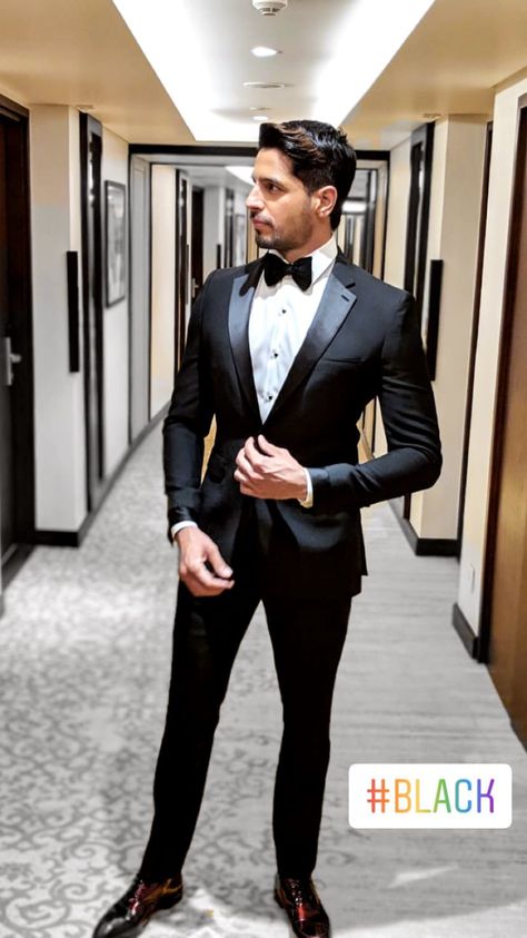 Wedings Drees Man Black, Sidharth Malhotra Suit, Stylish Mens Suits Wedding, Mens Black Suit Outfit Wedding, Cocktail Suits For Men, Suits For Men Wedding Classy, Black Tuxedo For Men Classy, Wedding Suits Men Black Tuxedos, Tuxedo For Men Wedding Groom Style