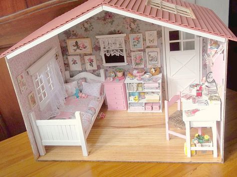 Ⓣ♡Ⓣ Farmhouse Dollhouse, Dollhouse Diorama, Canopy Bed Diy, Handmade Dollhouse, Barbie Food, Doll House Plans, Mini Doll House, Doll House Crafts, Dolls House Interiors