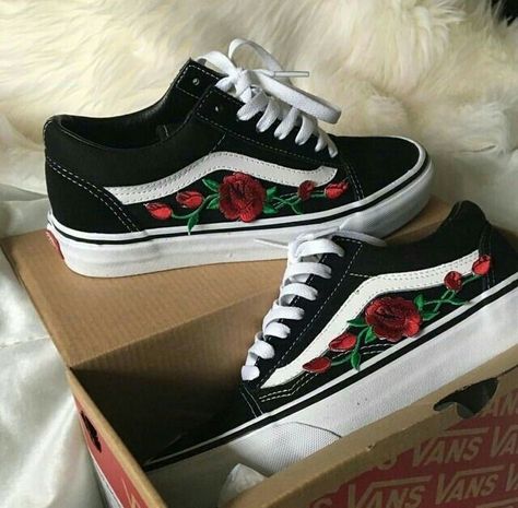 Vans Old School, Sneaker Outfits, Tenis Vans, Sneakers Fashion Outfits, Mens Fashion Smart, Vans Slip On, Rose Embroidery, Sneaker Shoes, Leather Shoes Woman