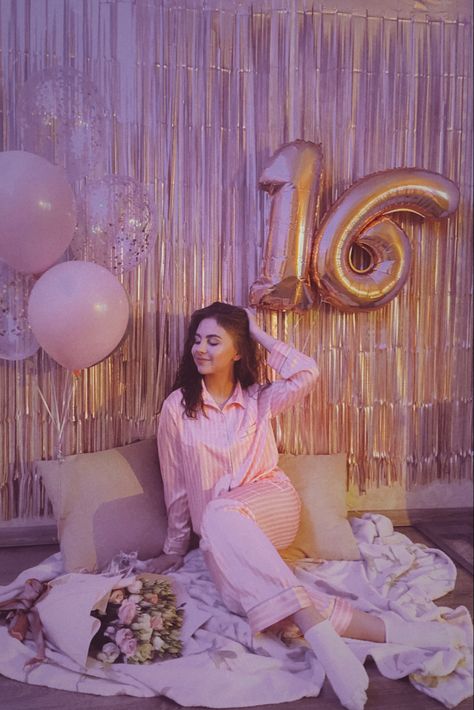 Birthday Pajama Photoshoot, Pajama Party Photoshoot Ideas, Pijama Photoshoot Ideas, Pajama Photoshoot Photo Ideas Birthday, Sleepover Ideas Decor, Pajama Party Birthday Theme, Pajama Birthday Photoshoot, Pajama Party Decorations, Pajama Photoshoot