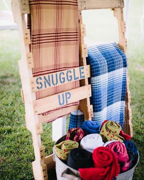 Bonfire Night Wedding, Bonfire Wedding, Diy Fire Pits, Wedding Reception Diy, Backyard Wedding Reception, Fall Bonfire, Fall Backyard, Diy Wedding Reception, Wedding Backyard Reception