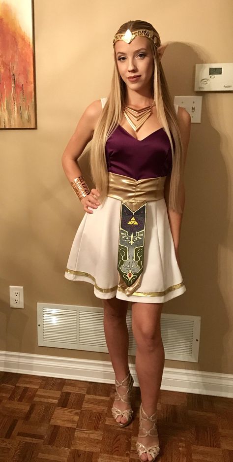 Princess Zelda 2017 Halloween #costume  #cosplay by Jengaforeyes. (All hand made, other than the gold accessories!) #zelda Zelda Halloween, Link Halloween Costume, Princess Zelda Costume, Geeky Halloween Costumes, Zelda Costume, Link Costume, Hyrule Castle, Princesa Zelda, Classy Halloween Costumes