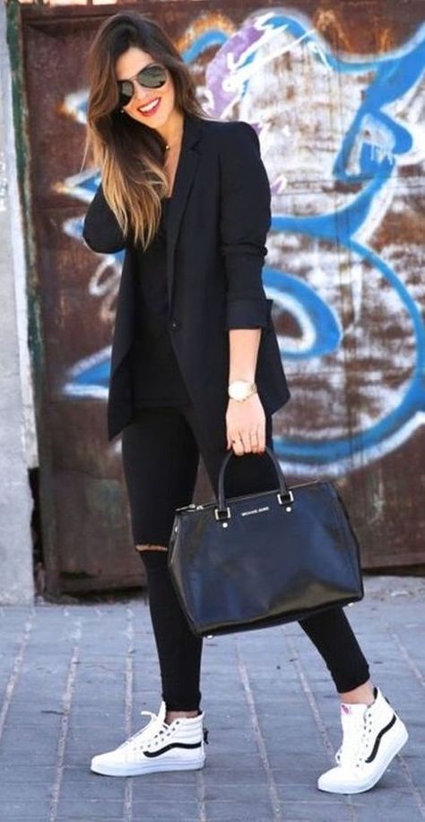 10 PRENDAS BÁSICAS QUE DEBES TENER - BLOG DE MODA Work Outfits Women Tomboy, Workout Work Outfits, Outfit Ideas For Women Over 40, Black Blazer Outfits For Women, Oktoberfest Outfit Women, Super Casual Outfits, Boring Work, Work Outfits Frauen, Black Blazer Outfit