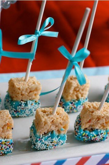 Don’t know where to start planning your baby shower menu? Rice Krispie Pops, Babyshower Party, Boy Baby Shower Ideas, Krispy Treats, Rice Krispy, Diy Bebe, Marshmallow Pops, Fiesta Baby Shower, Shower Bebe