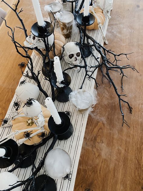 Décoration Table Halloween, Halloween Dining Room, Halloween Table Centerpieces, Halloween Chic, Halloween Table Settings, Halloween Party Table, Table Halloween, Halloween Decor Diy, Halloween Tablescape