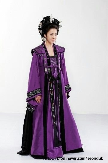 Korean traditional dress - Shilla Period Korean Traditional Dress Royal, Beautiful Hanbok, Dress Armor, Traditional Korean Clothing, Asian Traditional Fashion, Korean Princess, Korean Traditional Dress, Sparkle Wedding Dress, Culture Clothing