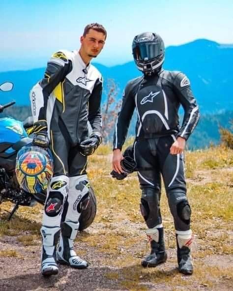 Bike Suit, Biker Couple, Hot Biker Guys, Bike Leathers, Boy Bike, Hockey Bag, Motorcycle Racers, Go Ride, Motorcycle Suit