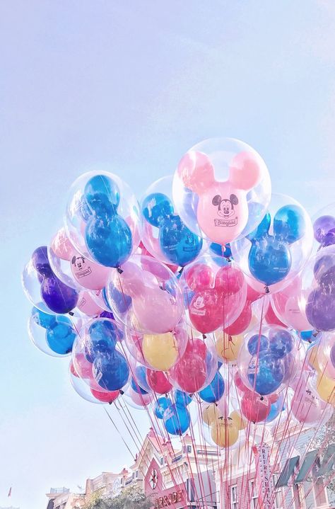 This Is the Most Important Tip You Need Before Going to Disneyland Disney Balloons, Disney World Pictures, Disney Phone Wallpaper, Wallpaper Iphone Disney, Disney Aesthetic, Disney Castle, Cute Disney Wallpaper, Disney Theme, Disney Dream