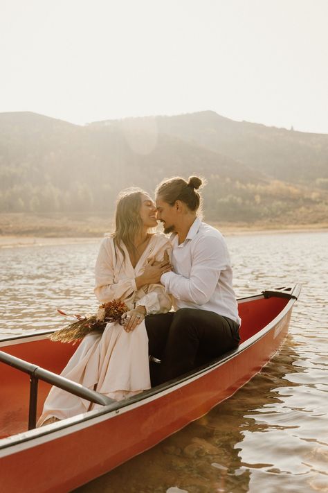 Couple In Canoe, Canoe Couple Photos, Canoe Photoshoot Ideas, Row Boat Couple Photos, Canoe Wedding Photos, Boat Photoshoot Ideas Couple, Rowboat Photoshoot, Canoe Elopement, Engagement Photos Canoe