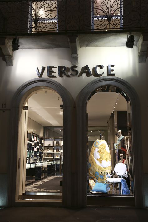 At the luxurious #Versace boutique in via Montenapoleone you can admire and order the limited edition chair La Coupe des Dieux, a brand new astonishing piece from the #VERSACEHOME2015 collection. Lux Aesthetic, Real Fake, Dior Boutique, Window Display Design, Retail Inspiration, Versace Home, Shop Fronts, Luxury Lifestyle Dreams, Luxury Aesthetic