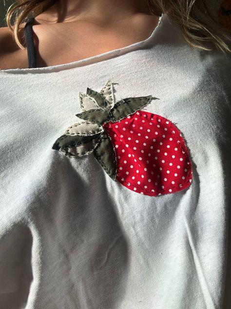 Fabric Letter Shirt, Diy Patch Shirt Ideas, Bead Shirt Diy, Cute Diy Shirt Ideas, Diy Applique Shirts, Patchwork Shirts Diy, Patchwork T Shirt Diy, Patchwork Tee Shirt Diy, Sewing Shirt Ideas