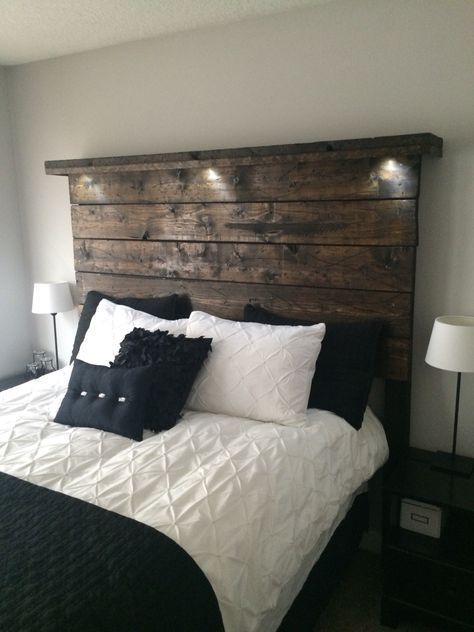 Wood Headboard Bedroom, Diy Seng, Rustic Wood Headboard, Diy Headboard Ideas, Diy Bed Headboard, Diy Wood Headboard, Farmhouse Headboard, Headboard Diy, Pallet Headboard