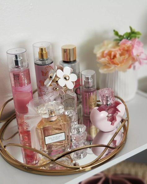 Perfume Organization On Dresser, Parfume Display, How To Organize Perfumes On Dresser, Profumo Victoria Secret, Koleksi Parfum, Makeup Beauty Room, Perfume Organizer, Perfume Storage, Preppy Decor