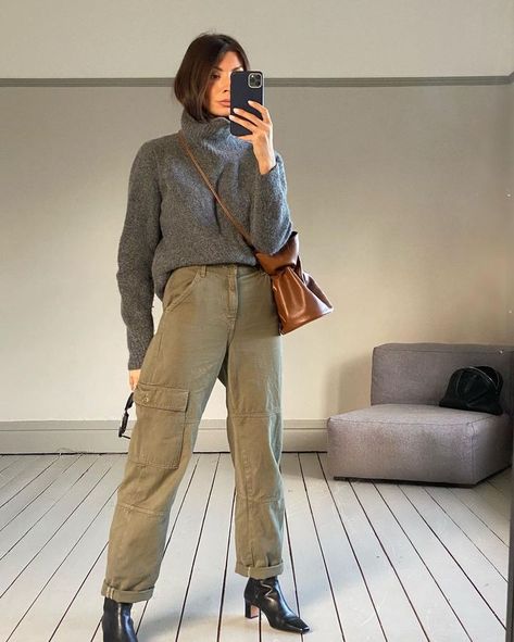 Cargo Trousers Outfit, Double Denim Looks, Trouser Outfit, Cargo Pants Outfit, Trouser Outfits, Green Cargo Pants, Cropped Leather Jacket, Instagram Outfits, Casual Winter Outfits