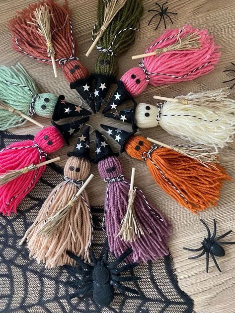 Colorful tassel witches Halloween Crafts To Make And Sell, Halloween Macrame Ideas, Brownie Crafts, Halloween Boo Basket, Halloween Yarn, Halloween Entryway, Diy Halloween Gifts, Witchy Garden, Halloween Kitchen Decor