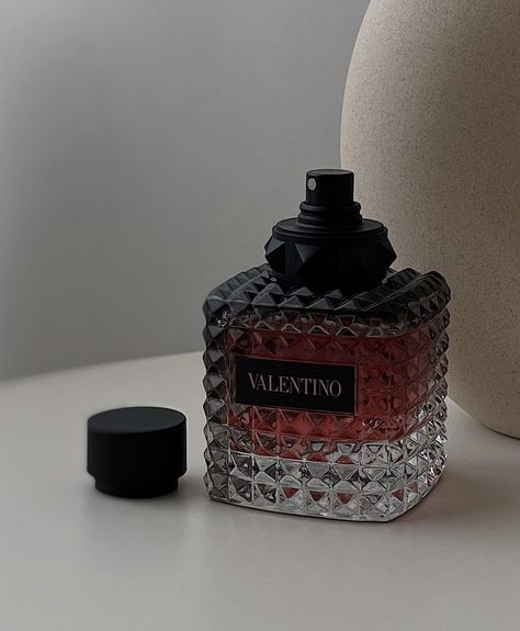 Fragrances Perfume Men, Valentino Perfume, Expensive Perfume, Fragrances Perfume Woman, Victoria Secret Perfume, Fancy Desserts, Perfume Fragrance, Perfume Scents, Perfume Lover