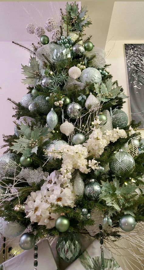 Sage Green White And Gold Christmas Tree, Sage Christmas Tree Decorations, Christmas Tree Ideas Sage Green, Gold And Sage Christmas Tree, Sage Green Christmas Tree Decorations, Sage And White Christmas Tree, Sage Green And White Christmas Decor, Christmas Tree Sage Green, Sage Christmas Tree Decor