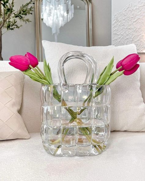 Handbag Vase, Candles Trends, Candle Ribbon, Roman Candle, Ghost Candles, Eco Living, Holiday Candles, Romantic Homes, Fresh Cut Flowers