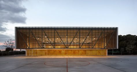 Multipurpose Educational Hall by Carmen Martinez, Gregori Carmel Gradolo Martinez and Arturo Sanz Martinez Gym Architecture, Multipurpose Hall, Community Halls, Sport Hall, Hall Design, School Building, Architecture Exterior, Roof Design, Facade Design