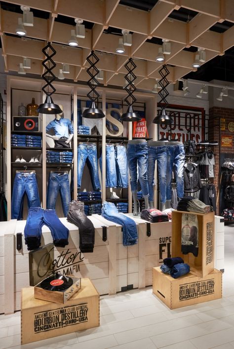 House Store, Warsaw – Poland » Retail Design Blog Denim Display, Clothing Store Displays, Clothing Store Interior, Clothing Store Design, Visual Merchandising Displays, Jeans Store, Store Interiors, Business Furniture, Retail Store Design