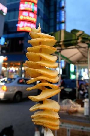 The tornado potato, an entire potato cut in a spiral, flash fried and stuck on a stick. 80s Carnival, Tornado Potatoes, Minnesota State Fair Food, Carnival Foods, Potatoes Chips, Tornado Potato, Fair Foods, State Fair Food, Food Fair