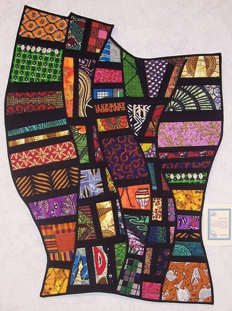 Unique art quilt wall hanging, creator unknown. Free Pattern Quilt, Zigzag Quilt, Improvisational Quilts, Black Quilts, Story Quilts, African Images, Sun Artwork, Aboriginal Fabric, Screen Divider