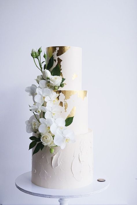 We love the delicate touches of gold to this beautiful wedding cake. White And Gold Wedding Cake, Green Wedding Cake, Wedding Cake Flavors, Buttercream Wedding Cake, Chocolate Wedding Cake, Fall Wedding Cakes, Gorgeous Wedding Cake, White Wedding Cakes, Simple Wedding Cake