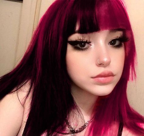 Split Dye Hair Pink And Black, Pink Draculaura Hair, Draculara Hair Short, Curly Draculaura Hair, Black And Pink Hair Bangs, Draculara Hair Curly Hair, Black N Pink Hair, Pink Black Split Dye, Pink And Black Hair With Bangs