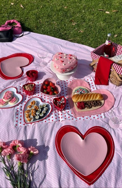 Picnic Date Food, Galentines Day Ideas, Picnic Planning, Pastel Cupcakes, Decorações Com Comidas, Picnic Inspiration, Cute Date Ideas, Galentines Party, Date Recipes