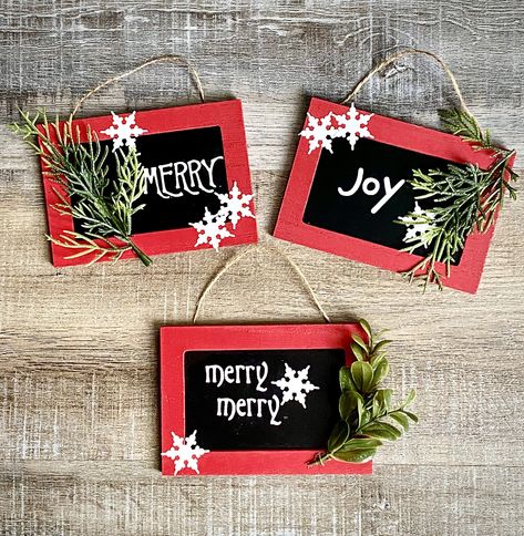 Mini Chalkboard Ornaments Mini Chalkboard Signs Ideas, Mini Chalkboard Ideas, Mini Wreath Diy, Felting Christmas, Chalkboard Ornaments, Mini Chalkboard Signs, Diy Tree Ornaments, Chalkboard Inspiration, Chalkboard Crafts