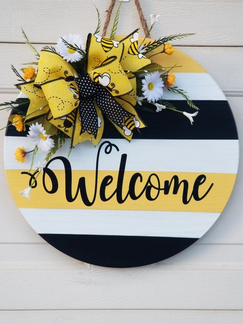 Honey Bee Decor, Door Hangers Diy, Wooden Signs Diy, Door Signs Diy, Wood Wreath, Wooden Door Signs, Wood Door Hangers, Diy Wood Signs, Bee Crafts