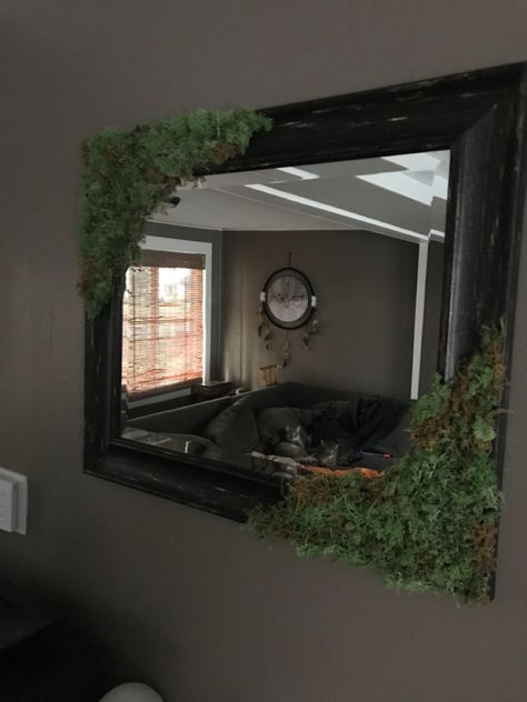 Gothic Moss Mirror, Mirror With Greenery Around It, Fake Moss Mirror, Moss Framed Mirror, Diy Gothic Mirror, Diy Body Mirror, Body Mirror Ideas, Moss Mirror Diy, Greenery Mirror