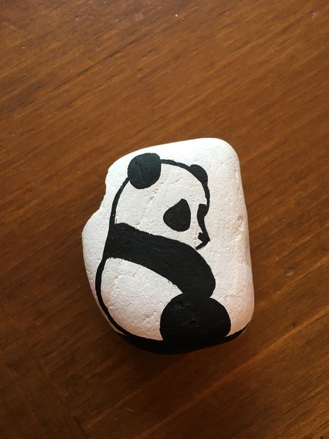 Panda Rock Painting Ideas, Black And White Painted Rocks, Panda Rock Painting, Big Ban, Panda Painting, Diy Rock Art, Stone Art Painting, Happy Stones, Rock Painting Ideas Easy