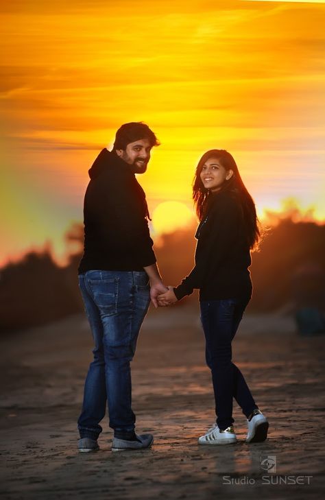 Sunrise Prewedding Photography, Pre Wedding Pose, Wedding Couple Pose, Sunset Photoshoot Ideas, Sunset Photoshoot, Wedding Photoshoot Poses, Wedding Pose, Pre Wedding Poses, Couple Pose