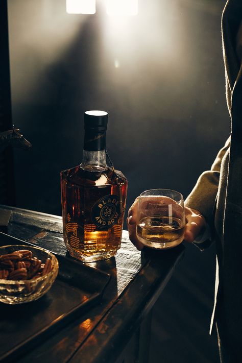 Whiskey Aesthetic, Whiskey Brands, Whisky Bar, Cocktail Photography, Alcohol Aesthetic, Whiskey Gifts, Whiskey Drinks, Cigars And Whiskey, Bourbon Whiskey