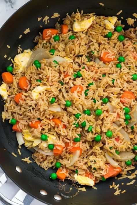 Whip up this easy and delicious Chinese takeout-style egg fried rice in just 15 minutes! Perfect for busy weeknights or as a flavorful side dish to your favorite stir-fries. Made with simple ingredients like day-old rice, eggs, veggies, and savory seasonings, this recipe is quick, satisfying, and customizable. 🍳🍚 #EggFriedRice #QuickMeals #EasyRecipes #ChineseTakeout #FriedRiceRecipe #WeeknightDinner #ComfortFood #FoodieFavorites #HomemadeGoodness Stir Fry Veggies And Rice, Veggie Fried Rice With Egg, House Special Fried Rice Recipe, Fried Egg And Rice, Simple Fried Rice Recipe, Veggie Fried Rice Recipe, Easy Chicken Fried Rice Recipe, Chinese Fried Rice Recipe, Easy Egg Fried Rice