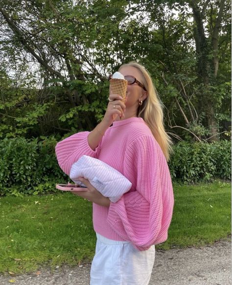 pink jumper summer pics aesthetic instagram story icecream fit goals influencer astala luna country side Women Fashion Casual, Casual Knitwear, Winter Chic, Solid Sweaters, Dress Hairstyles, Long Sleeve Knit Dress, Knitted Tops, Winter Fits, Photo Outfit