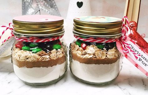 Christmas cookie mix in a jar recipe Small Mason Jar Cookie Mix Recipe, Mason Jar Cookie Mix Recipe, Individual Christmas Desserts, Cookie Mix In A Jar Recipe, Dessert Jar, Mason Jar Cookie Recipes, Cookie Mix Jar, Cookie Mix In A Jar, Jar Mixes