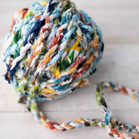 Fabric Twine, Coiled Fabric Bowl, Christmas Fabric Crafts, Braided Rag Rugs, Basket Weaving Diy, Basket Weaving Patterns, Coiled Fabric Basket, Colorful Bowls, Scrap Fabric Crafts