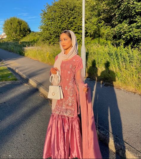 Photography Poses Hijab, Desi Outfit Aesthetic, Desi Hijabi, Eid Outfits Pakistani, Somali Clothing, Asian Fits, Eid Fits, Cultural Clothes, Pakistan Dress