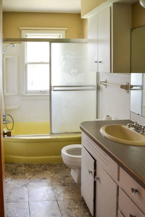 Bathtub Makeover, Painting Bathtub, Rental Bathroom, Diy Bathtub, Old Bathrooms, Refinish Bathtub, Bathtub Remodel, Old Bathroom, Bathtub Design