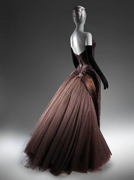 Charles James | "Butterfly" | The owner of this dress purchased it at Lord & Taylor for $1,250, the equivalent of $12,000 today. It was, according to her recollection, surprisingly comfortable to wear despite its eight-pound weight and posterior amplitude. Butterfly Ball Gown, Charles James, Glamour Vintage, Cecil Beaton, James Charles, Costume Institute, Vintage Gowns, Vintage Couture, Vintage Vogue