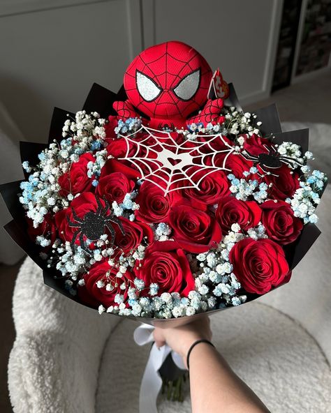 Chats • Instagram Spider Man Bouquet Roses, Spiderman Bouquet, Spiderman Wedding, Man Bouquet, Bouquet Tutorial, Love Gifts, Flowers Bouquet, Cute Drawings, Spiderman