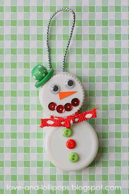 Plastic Bottle Christmas Ornaments, Milk Bottle Top Crafts, Milk Cap Crafts, Bottle Cap Christmas Ornaments, Snowman Bottle, Plastic Bottle Tops, Bottle Top Crafts, Plastic Bottle Caps, Diy Christmas Ornaments Easy