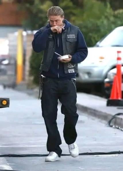 Andy Cohen, Hugh Grant, Jax Teller, Biker Outfit, Street Style Outfits Men, Mens Fashion Streetwear, Charlie Hunnam, Sons Of Anarchy, Stylish Mens Outfits